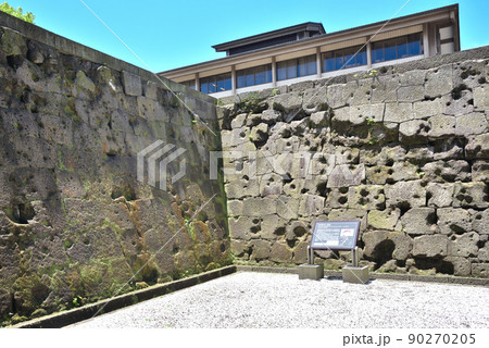 西南戦争時の弾痕が残る鹿児島市鶴丸城址の石垣 西南戦争時の弾痕が残る鹿児島市鶴丸城址の石垣 90270205