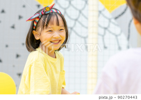 子供 笑顔 微笑 90270443