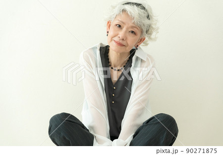 元気におしゃれを楽しむアクティブシニア女性 元気におしゃれを楽しむアクティブシニア女性 90271875