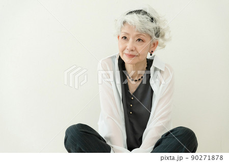 元気におしゃれを楽しむアクティブシニア女性 元気におしゃれを楽しむアクティブシニア女性 90271878