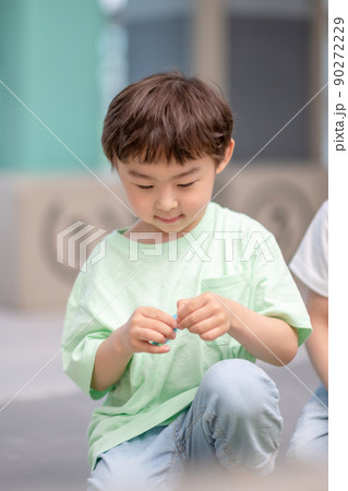 男の子 真剣 子供 90272229