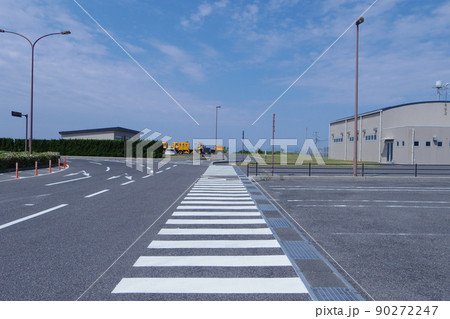 隠岐空港の空港施設と広がる青空　滑走路の様な道路と長い横断歩道　五月晴れ 90272247