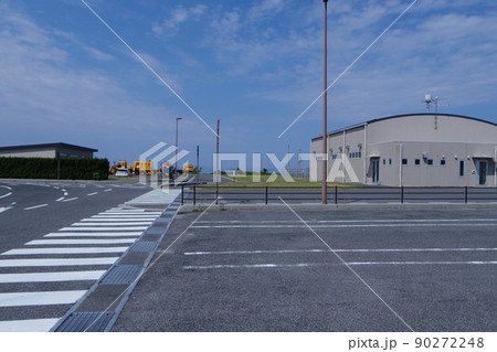 五月晴れの隠岐空港　空港施設と広がる青空　滑走路の様な広い道路と長い横断歩道　 90272248