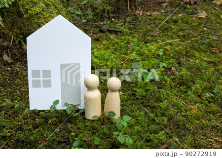 苔の上の家の模型と木の人形 苔の上の家の模型と木の人形 90272919