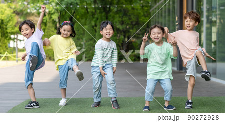 子供 笑顔 微笑 90272928