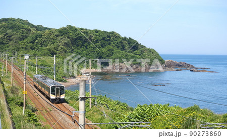 信越本線　初夏の日本海 90273860