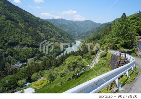 中井侍の斜面集落と天竜川【長野県天龍村】 90273920