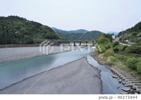 大井川と塩郷ダム（塩郷の吊橋からの眺望） 90273944