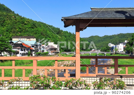 【鳥取県】恋谷橋から望む三朝温泉街（三徳川） 90274206