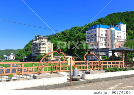 【鳥取県】恋谷橋から望む三朝温泉街（三徳川） 90274209