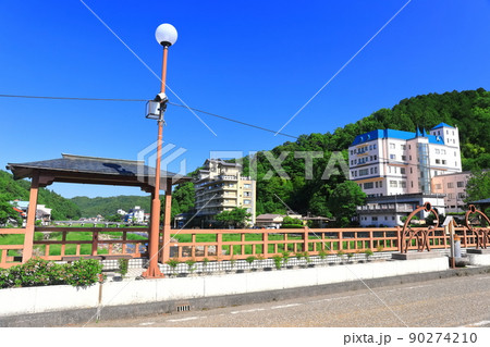 【鳥取県】恋谷橋から望む三朝温泉街（三徳川） 90274210