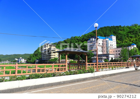【鳥取県】恋谷橋から望む三朝温泉街（三徳川） 90274212
