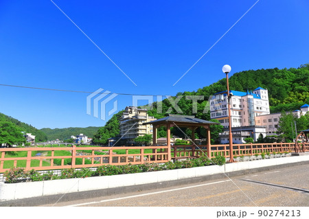 【鳥取県】恋谷橋から望む三朝温泉街(三徳川) 【鳥取県】恋谷橋から望む三朝温泉街(三徳川) 90274213