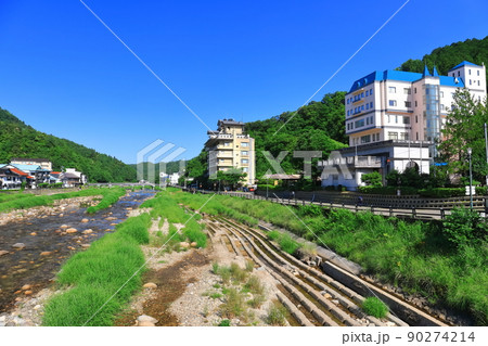 【鳥取県】恋谷橋から望む三朝温泉街（三徳川） 90274214