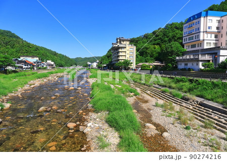 【鳥取県】恋谷橋から望む三朝温泉街（三徳川） 90274216