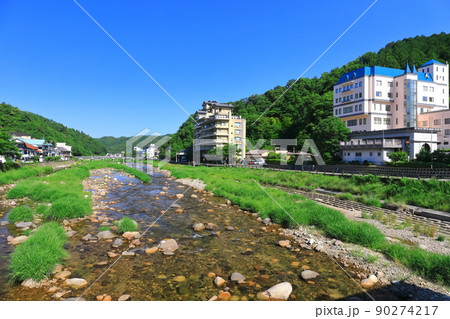 【鳥取県】恋谷橋から望む三朝温泉街（三徳川） 90274217