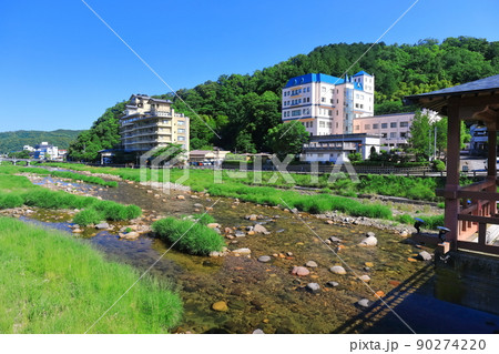 【鳥取県】恋谷橋から望む三朝温泉街（三徳川） 90274220