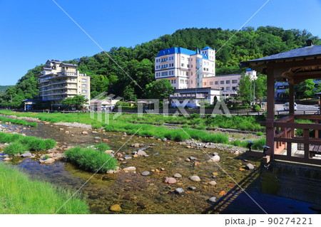 【鳥取県】恋谷橋から望む三朝温泉街（三徳川） 90274221