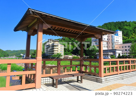 【鳥取県】恋谷橋から望む三朝温泉街（三徳川） 90274223