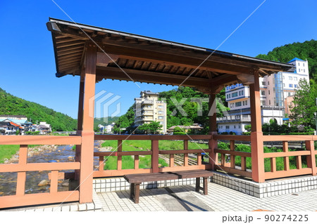 【鳥取県】恋谷橋から望む三朝温泉街（三徳川） 90274225