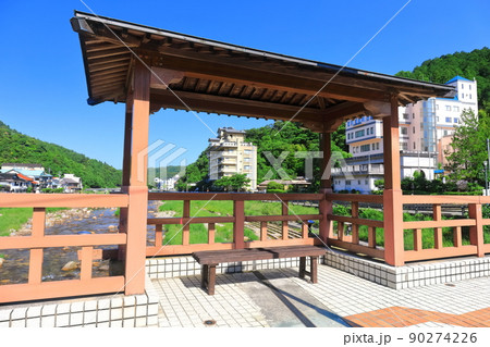 【鳥取県】恋谷橋から望む三朝温泉街（三徳川） 90274226