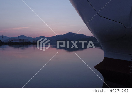 隠岐島西郷港フェリー埠頭の夜明け　日の出を待つ静かな無風の海面　印象的なフエリーの船首　 90274297