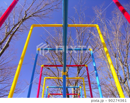 春の公園の遊具と欅の枯れ木と青空 春の公園の遊具と欅の枯れ木と青空 90274361