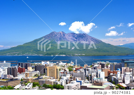 鹿児島市城山展望台から望む鹿児島市街と錦江湾に浮かぶ桜島 鹿児島市城山展望台から望む鹿児島市街と錦江湾に浮かぶ桜島 90274381
