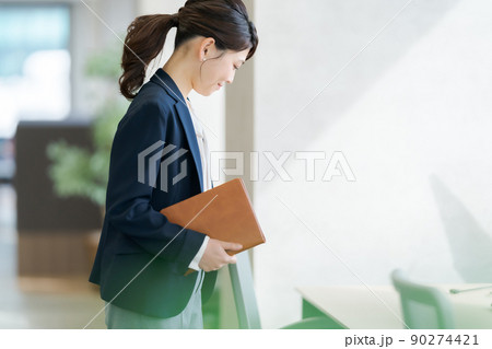 30代女性とオフィスとビジネス 30代女性とオフィスとビジネス 90274421