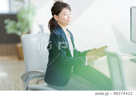 30代女性とオフィスとビジネス 30代女性とオフィスとビジネス 90274422