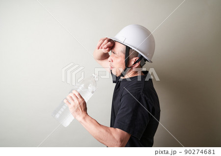 暑さで疲労する作業員 90274681