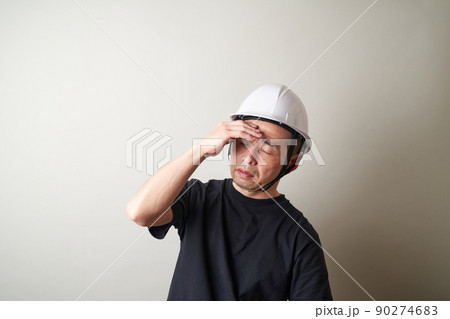 暑さで疲労する作業員 90274683