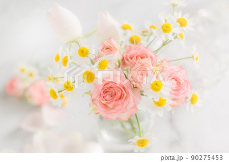 淡いピンクの薔薇とマトリカリアの花束 90275453
