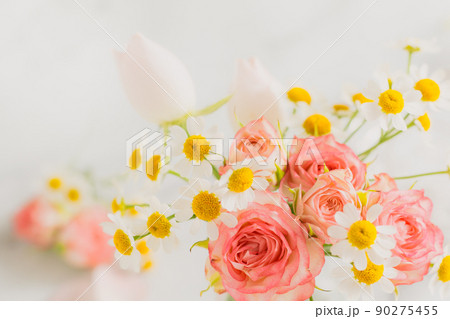 淡いピンクの薔薇とマトリカリアの花束 90275455