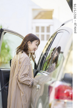 車で外出する女性 車で外出する女性 90275776