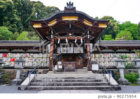 お酒の神様を祀る松尾大社（京都市嵐山） 90275954