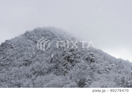 2月初旬朝冠雪の山の端と雪空 90276470
