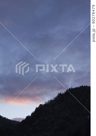 2月初旬6時台朝焼けと山のシルエット 90276479