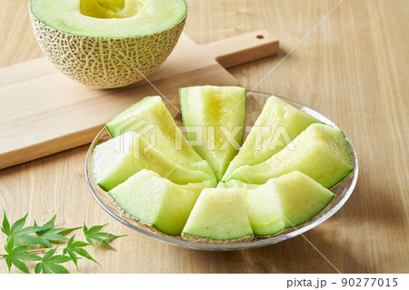 カットして盛り付けたアールスメロン 90277015