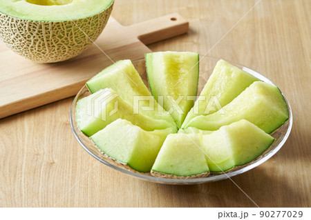 カットして盛り付けたアールスメロン 90277029