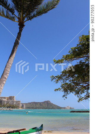 青い海、青い空、ハワイで夏休みを満喫 90277055