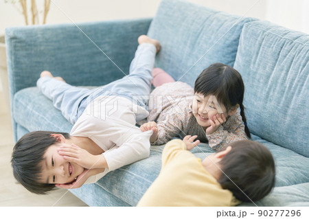 部屋で遊ぶ子ども達 部屋で遊ぶ子ども達 90277296