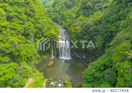 神之川虹のつりはしから見た神川大滝 90277838
