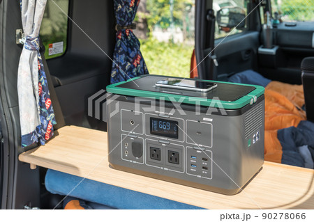 【車中泊ではポータブル電源でワイヤレス充電】 90278066