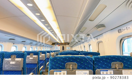 新幹線の車内 90278383