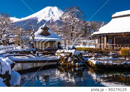 《山梨県》冬の富士山・積雪の忍野八海 90279120