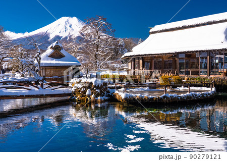 《山梨県》冬の富士山・積雪の忍野八海 《山梨県》冬の富士山・積雪の忍野八海 90279121