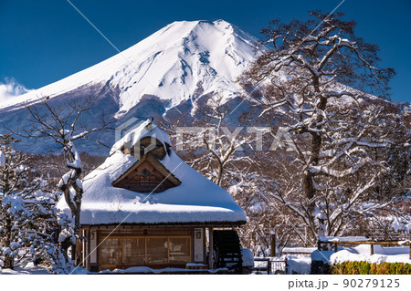 《山梨県》冬の富士山・積雪の忍野八海 《山梨県》冬の富士山・積雪の忍野八海 90279125