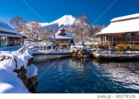 《山梨県》冬の富士山・積雪の忍野八海 《山梨県》冬の富士山・積雪の忍野八海 90279126