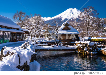 《山梨県》冬の富士山・積雪の忍野八海 《山梨県》冬の富士山・積雪の忍野八海 90279127